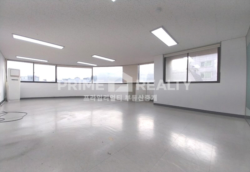 서울 강남구 논현동 강남구청역 사무실 임대 │ 도보 1분 │ 깔끔한 인테리어 │ 전용 17평 월세 매물번호 10180 사진 1