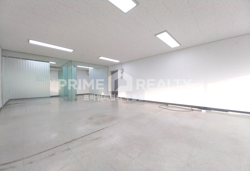 서울 강남구 논현동 강남구청역 사무실 임대 │ 도보 1분 │ 깔끔한 인테리어 │ 전용 17평 월세 매물번호 10180 사진 3