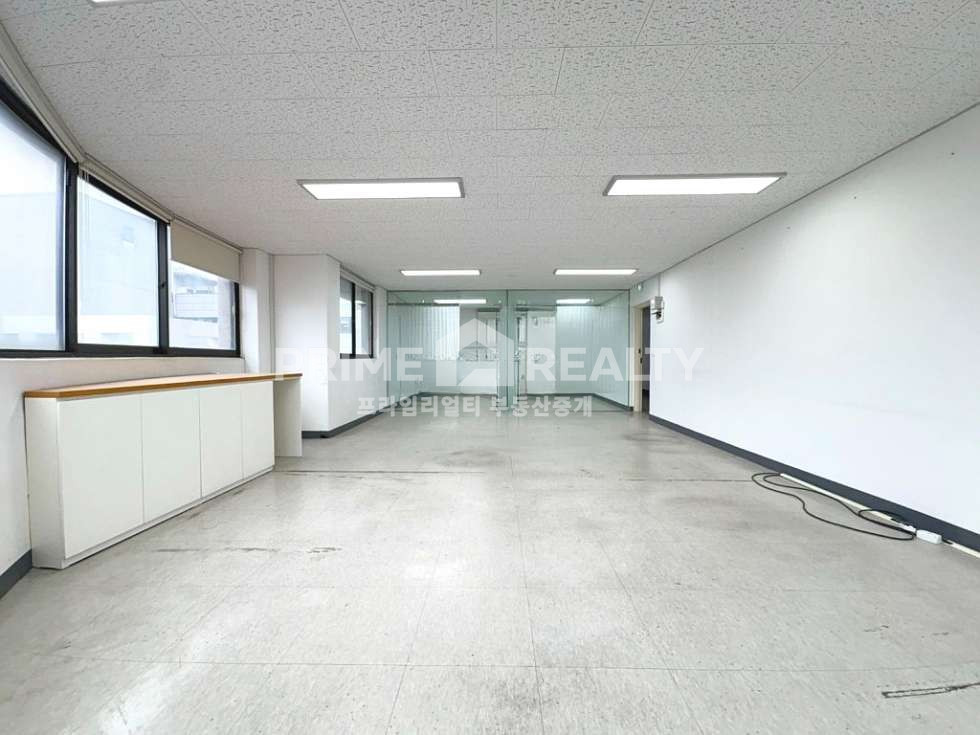 서울 강남구 논현동 강남구청역 사무실 임대 │ 도보 1분 │ 깔끔한 인테리어 │ 전용 17평 월세 매물번호 10180 사진 4