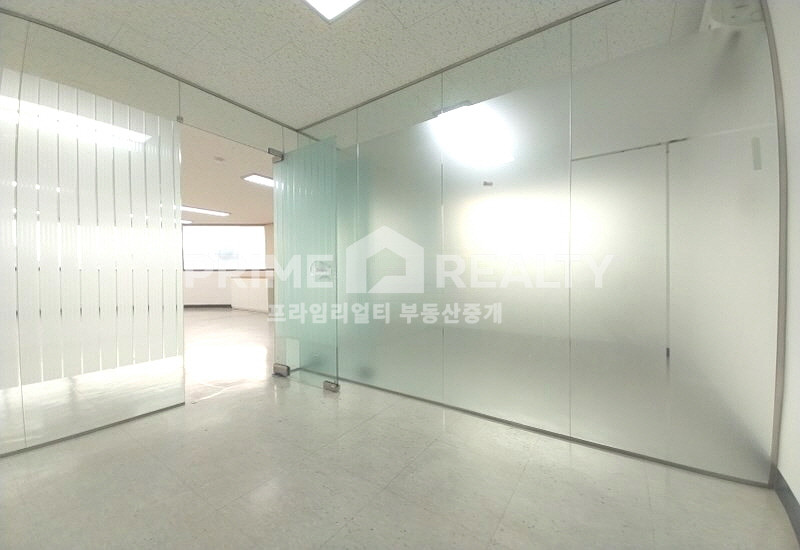 서울 강남구 논현동 강남구청역 사무실 임대 │ 도보 1분 │ 깔끔한 인테리어 │ 전용 17평 월세 매물번호 10180 사진 5