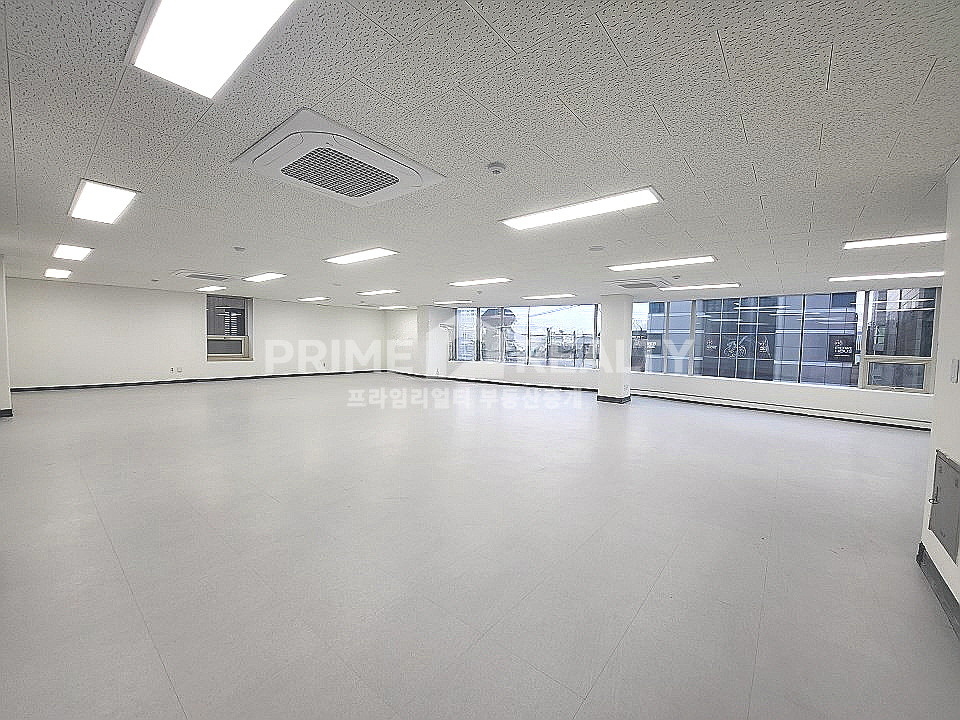 서울 강남구 논현동 강남구청 사무실 임대 │ 역세권 사무실│ 글라스 외관 │ 전용 44평 월세 매물번호 10193 사진 1