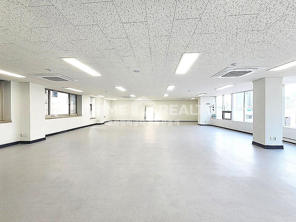 서울 강남구 논현동 강남구청 사무실 임대 │ 역세권 사무실│ 글라스 외관 │ 전용 44평 월세 매물번호 10193 사진 4