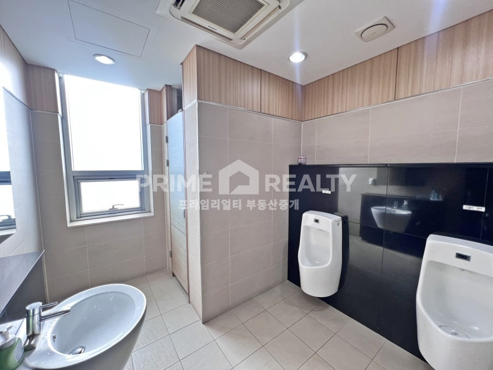 서울 강남구 신사동 신사역 사무실 임대 │ 도보 1분 │ 수려한 외관 │ 전용 97평 프라임오피스 월세 매물번호 10179 사진 8