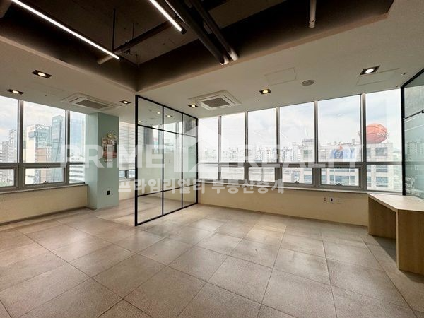 서울 강남구 신사동 에스타워(STOWER)동 신사동 사무실 임대 │ 신사역 도보 1분 │ 전용 28평 대로변 노출 최적 월세 매물번호 10199 사진 2