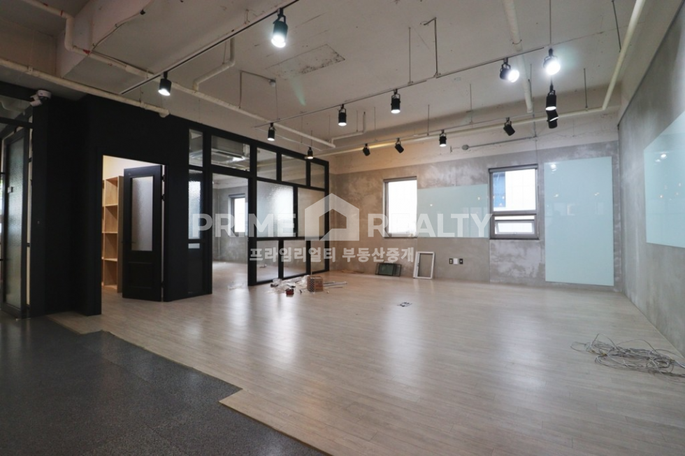 서울 강남구 논현동 강남구청역 사무실 임대│45평│A급 인테리어+테라스 월세 매물번호 10224 사진 1