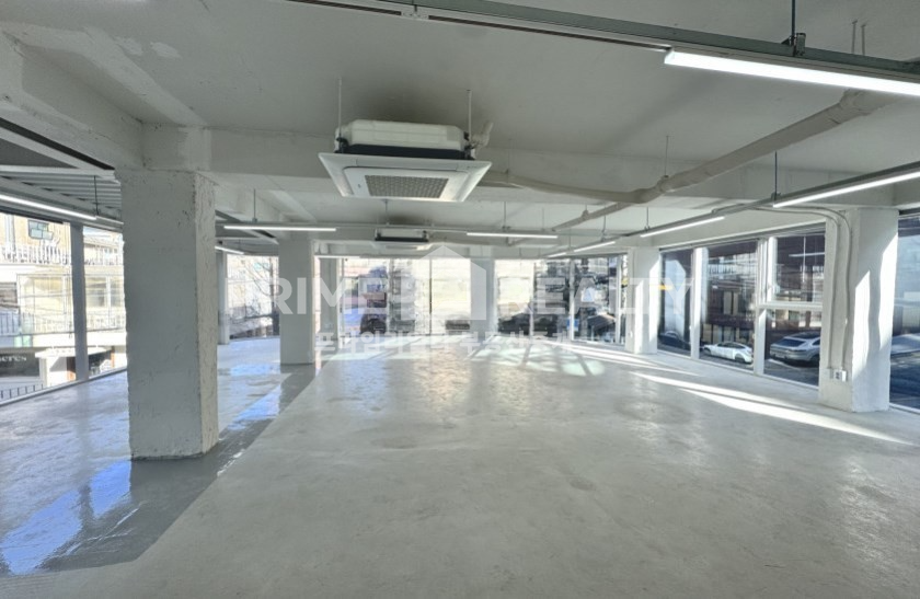 서울 강남구 신사동 신사동 가로수길 사무실 임대 │ 노출천장·통창 │ 전용 40평 월세 매물번호 10227 사진 6