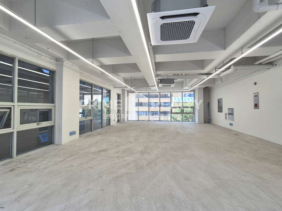 서울 강남구 논현동 신사역 도보 2분│28평 사무실│전면 통창 │내부 화장실 월세 매물번호 10078 사진 3