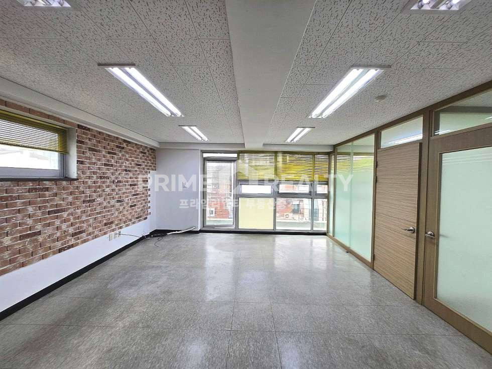 서울 강남구 논현동 강남구청역 사무실 임대 │ 도산대로 인접 │ 테라스 포함 깔끔한 인테리어 │ 전용 약 17평 월세 매물번호 10151 사진 1