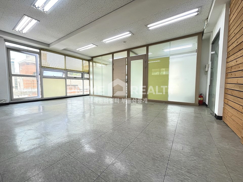 서울 강남구 논현동 강남구청역 사무실 임대 │ 도산대로 인접 │ 테라스 포함 깔끔한 인테리어 │ 전용 약 17평 월세 매물번호 10151 사진 2