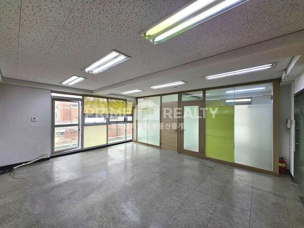 서울 강남구 논현동 강남구청역 사무실 임대 │ 도산대로 인접 │ 테라스 포함 깔끔한 인테리어 │ 전용 약 17평 월세 매물번호 10151 사진 3