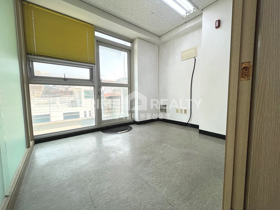 서울 강남구 논현동 강남구청역 사무실 임대 │ 도산대로 인접 │ 테라스 포함 깔끔한 인테리어 │ 전용 약 17평 월세 매물번호 10151 사진 4
