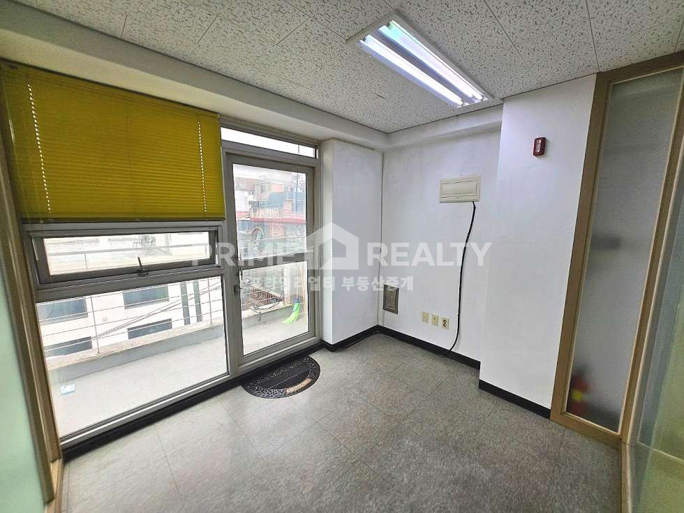 서울 강남구 논현동 강남구청역 사무실 임대 │ 도산대로 인접 │ 테라스 포함 깔끔한 인테리어 │ 전용 약 17평 월세 매물번호 10151 사진 7