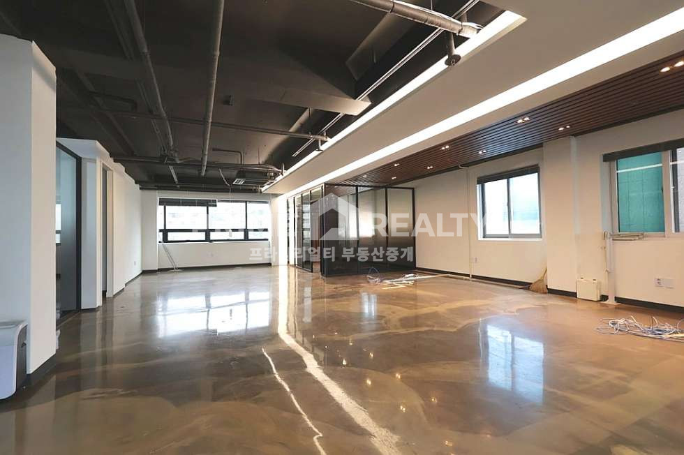 서울 강남구 논현동 논현역 사무실 임대 │ 논현역 도보 3분 │ 세련된 노출천장+룸4 │ 전용 52평 월세 매물번호 10195 사진 2