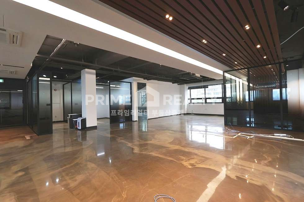 서울 강남구 논현동 논현역 사무실 임대 │ 논현역 도보 3분 │ 세련된 노출천장+룸4 │ 전용 52평 월세 매물번호 10195 사진 3