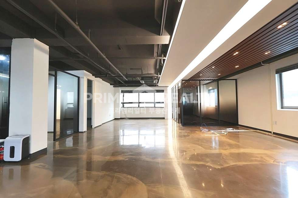 서울 강남구 논현동 논현역 사무실 임대 │ 논현역 도보 3분 │ 세련된 노출천장+룸4 │ 전용 52평 월세 매물번호 10195 사진 4