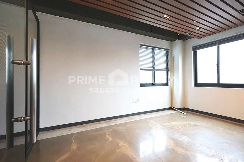 서울 강남구 논현동 논현역 사무실 임대 │ 논현역 도보 3분 │ 세련된 노출천장+룸4 │ 전용 52평 월세 매물번호 10195 사진 6