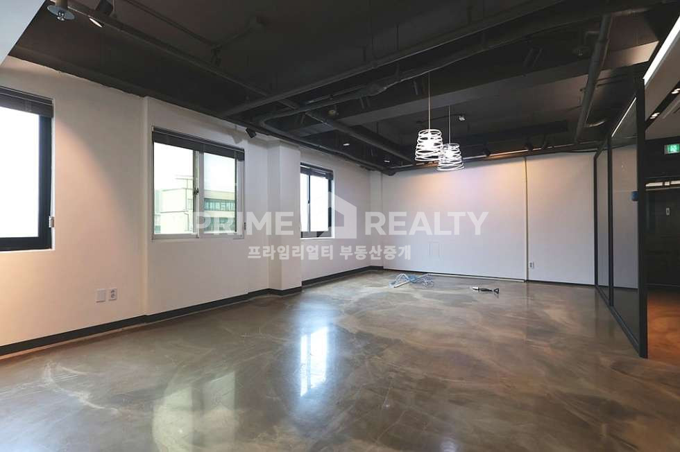 서울 강남구 논현동 논현역 사무실 임대 │ 논현역 도보 3분 │ 세련된 노출천장+룸4 │ 전용 52평 월세 매물번호 10195 사진 7