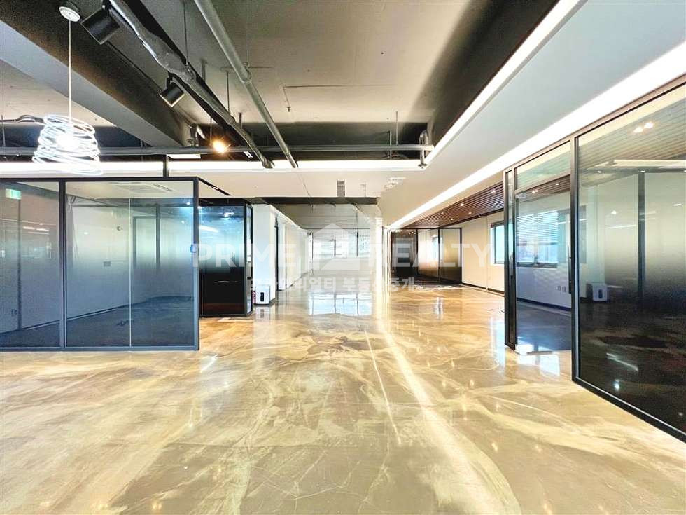 서울 강남구 논현동 논현역 사무실 임대 │ 논현역 도보 3분 │ 세련된 노출천장+룸4 │ 전용 52평 월세 매물번호 10195 사진 9