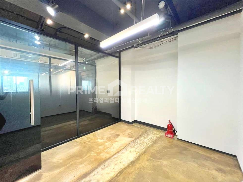 서울 강남구 논현동 논현역 사무실 임대 │ 논현역 도보 3분 │ 세련된 노출천장+룸4 │ 전용 52평 월세 매물번호 10195 사진 11