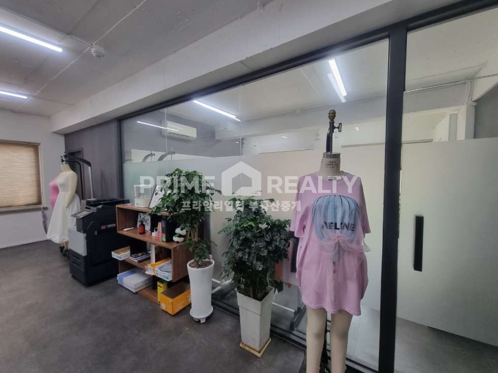 서울 강남구 신사동 압구정역 도보 7분 │ 전용 28평 │ 깔끔 인테리어 사무실 │ 즉시 입주 월세 매물번호 10426 사진 2