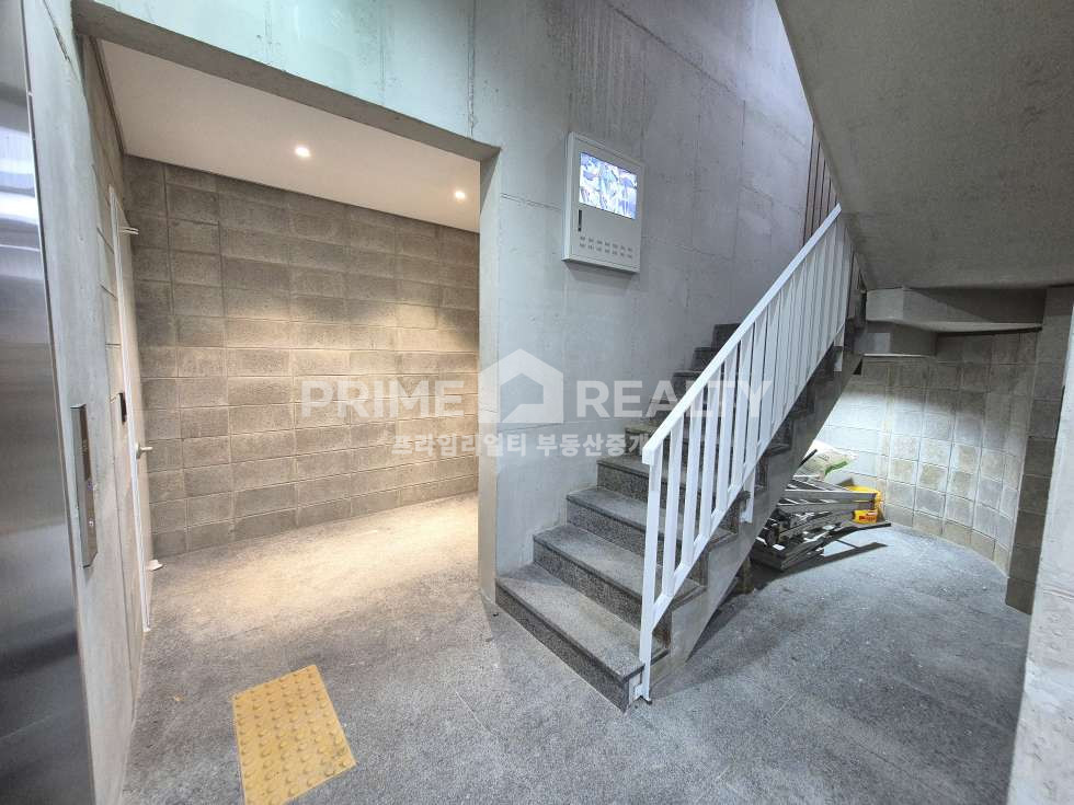 지하 1층 입구 계단 사진 21
