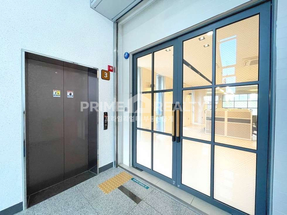 서울 강남구 논현동 선정릉역 사무실 임대 │ 도보 6분 │ 테라스 포함 홀+룸2 │ 전용 약 56평 월세 매물번호 10231 사진 12