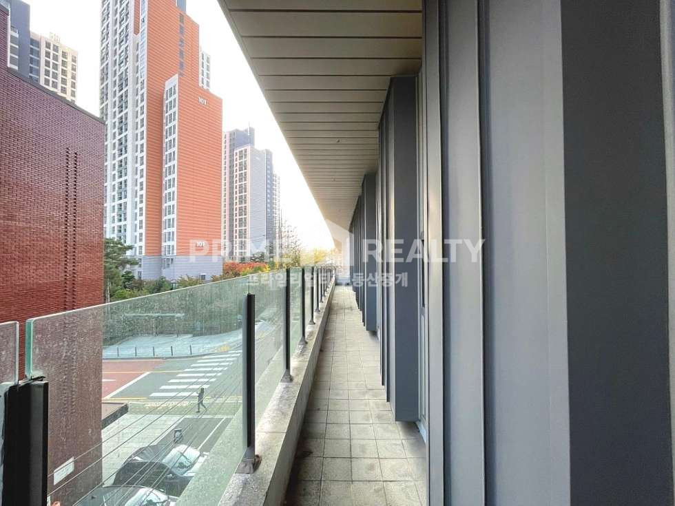 서울 강남구 논현동 선정릉역 사무실 임대 │ 도보 6분 │ 테라스 포함 홀+룸2 │ 전용 약 56평 월세 매물번호 10231 사진 13