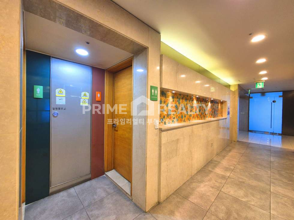 강남대로변사무실임대_화장실복도 사진 18