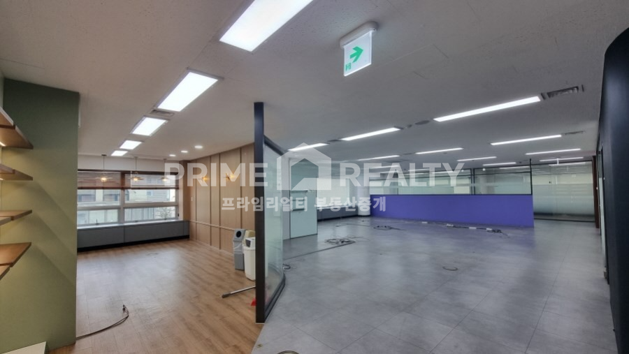 서울 강남구 신사동 신사동 사무실 임대 │ 신사역 대로변 최상급 │ 전용 143평 대형사무실 월세 매물번호 10182 사진 1