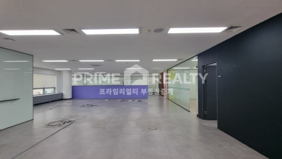 서울 강남구 신사동 신사동 사무실 임대 │ 신사역 대로변 최상급 │ 전용 143평 대형사무실 월세 매물번호 10182 사진 3