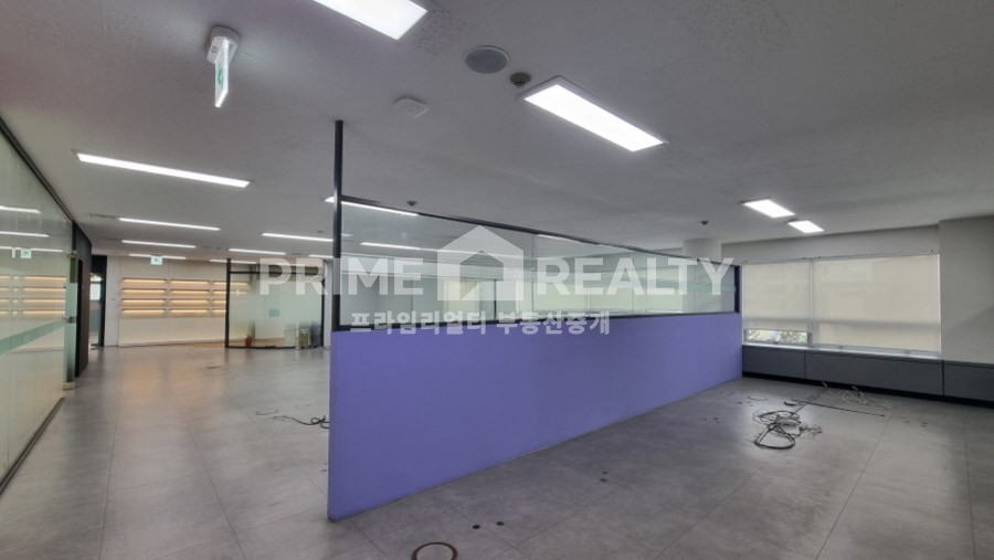 서울 강남구 신사동 신사동 사무실 임대 │ 신사역 대로변 최상급 │ 전용 143평 대형사무실 월세 매물번호 10182 사진 7