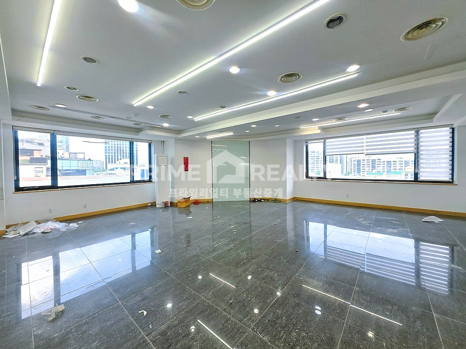 서울 강남구 논현동 강남구청역 사무실 임대 │ 전용 50평 │ 인테리어 무상인수 가능 월세 매물번호 10172 사진 1