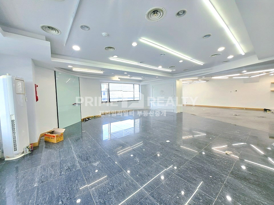 서울 강남구 논현동 강남구청역 사무실 임대 │ 전용 50평 │ 인테리어 무상인수 가능 월세 매물번호 10172 사진 2