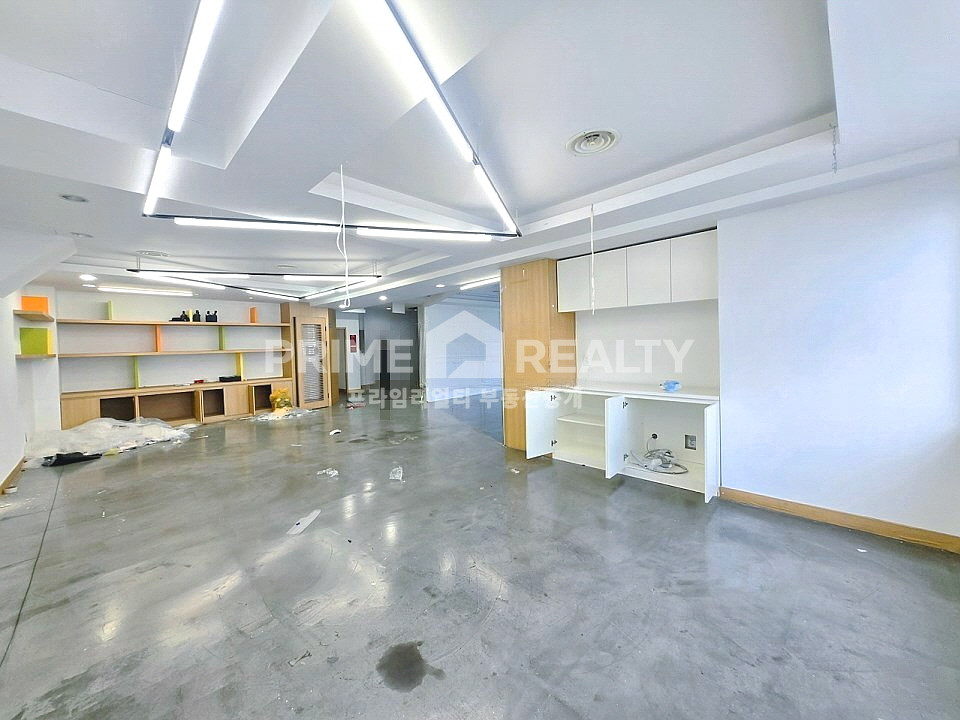 서울 강남구 논현동 강남구청역 사무실 임대 │ 전용 50평 │ 인테리어 무상인수 가능 월세 매물번호 10172 사진 6