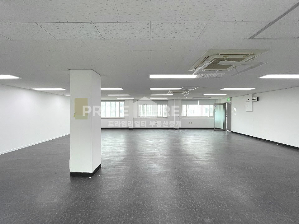 서울 강남구 논현동 강남구청역 사무실 임대 │ 직사각형 구조+소형룸 │전용 53평│도보 3분 월세 매물번호 10190 사진 2