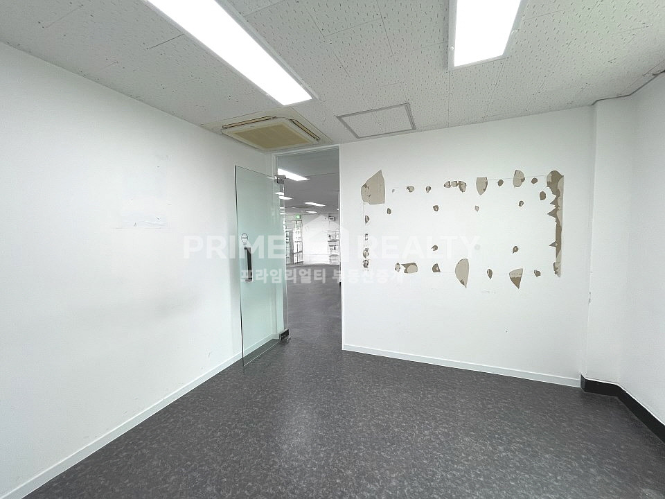 서울 강남구 논현동 강남구청역 사무실 임대 │ 직사각형 구조+소형룸 │전용 53평│도보 3분 월세 매물번호 10190 사진 10