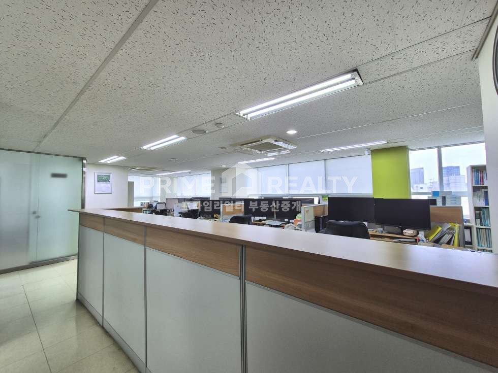 서울 강남구 논현동 논현동 사무실 임대 │ 학동역 도보 1분 │ 테라스+룸2 구조 │ 전용 47평 월세 매물번호 10114 사진 4