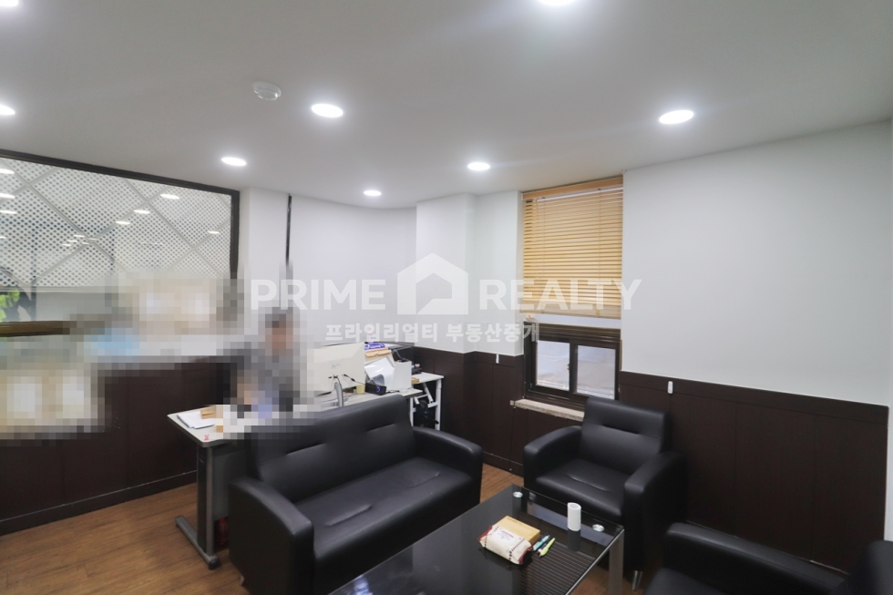 서울 강남구 논현동 강남구청역 사무실 임대│룸2+홀 구조│채광 좋은 깔끔 사무실 월세 매물번호 10186 사진 2