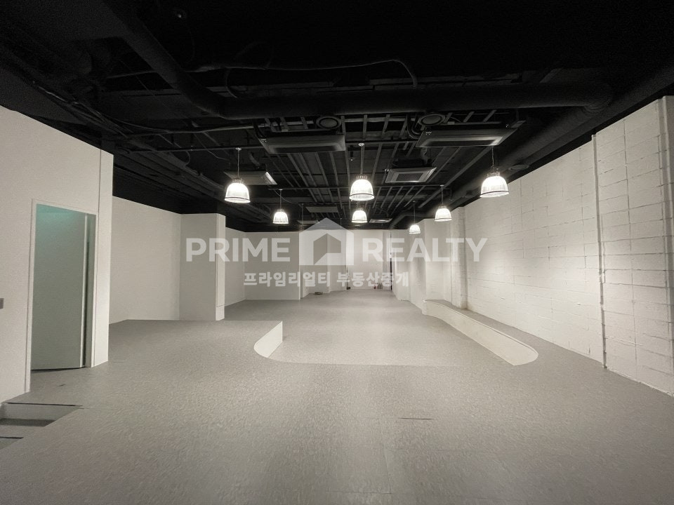 서울 강남구 논현동 강남구청역 스튜디오임대 │ 지하 층고 5M│ 즉시입주 │ 전용 80평 │강남스튜디오임대│강남사무실임대 월세 매물번호 10405 사진 1