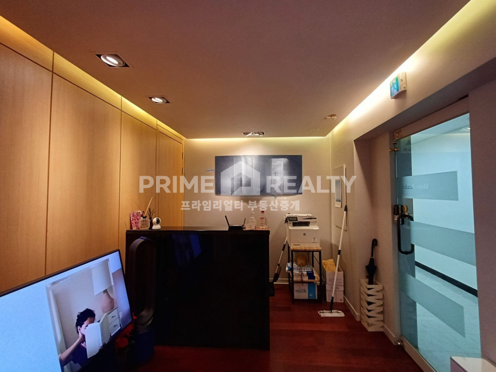 서울 강남구 신사동 신사동 사무실 임대 │ 압구정역 도보권 │ 고급 인테리어 │ 전용 20평│강남사무실임대 월세 매물번호 10240 사진 1