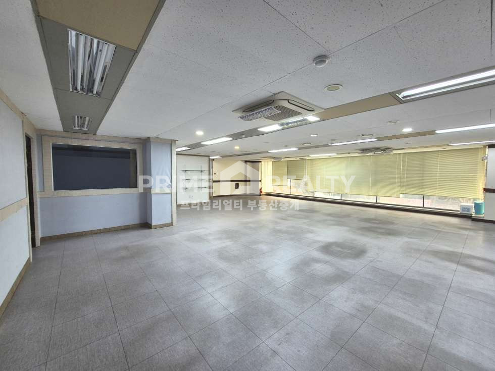 서울 강남구 역삼동 역삼동 사무실 임대│뱅뱅사거리 대로변│전용 54평│넓은 홀 + 분리룸 구조│강남사무실임대 월세 매물번호 10708 사진 1