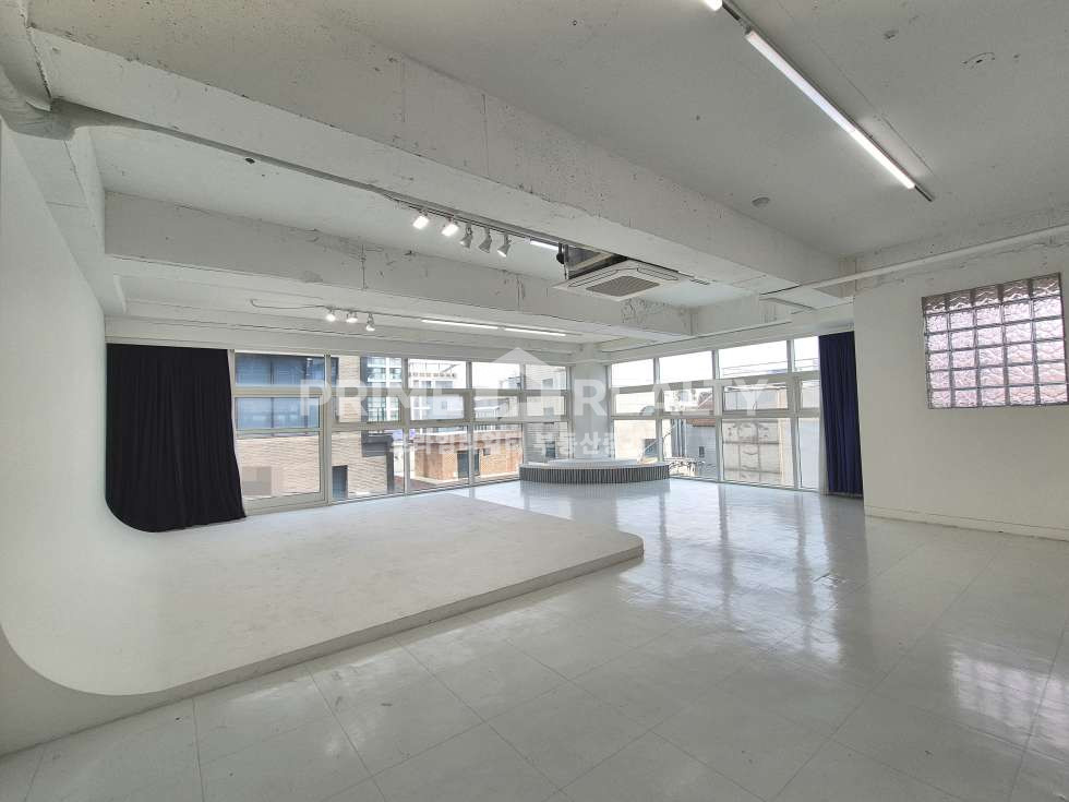 서울 강남구 신사동 신사역 스튜디오 임대│전용66평│룸3 인테리어│주차2대│강남사무실임대 월세 매물번호 10275 사진 4