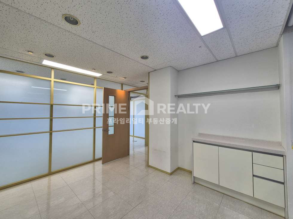 서울 강남구 역삼동 역삼동 사무실 임대 │강남역·뱅뱅사거리 인근│채광 우수 화이트톤 인테리어 │전용 약 40평│강남사무실임대 월세 매물번호 10706 사진 11