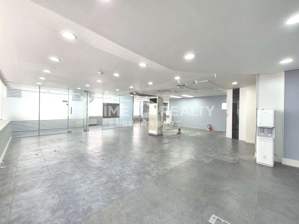 서울 강남구 논현동 학동역 도보 9분 – 채광 좋은 글라스룸 인테리어 사무실 논현동사무실임대 강남사무실임대 월세 매물번호 10064 사진 1