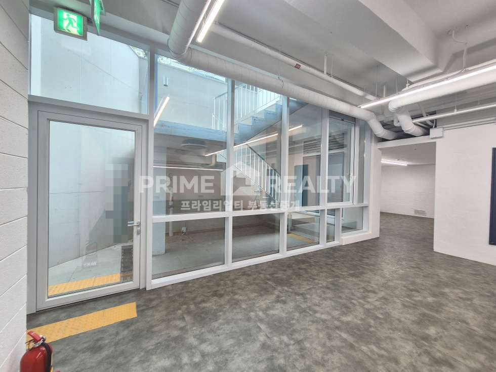서울 강남구 논현동 학동역 사무실 임대│도산공원사거리 인근│상부오픈 선큰│전용 47평│강남사무실임대 월세 매물번호 10410 사진 2