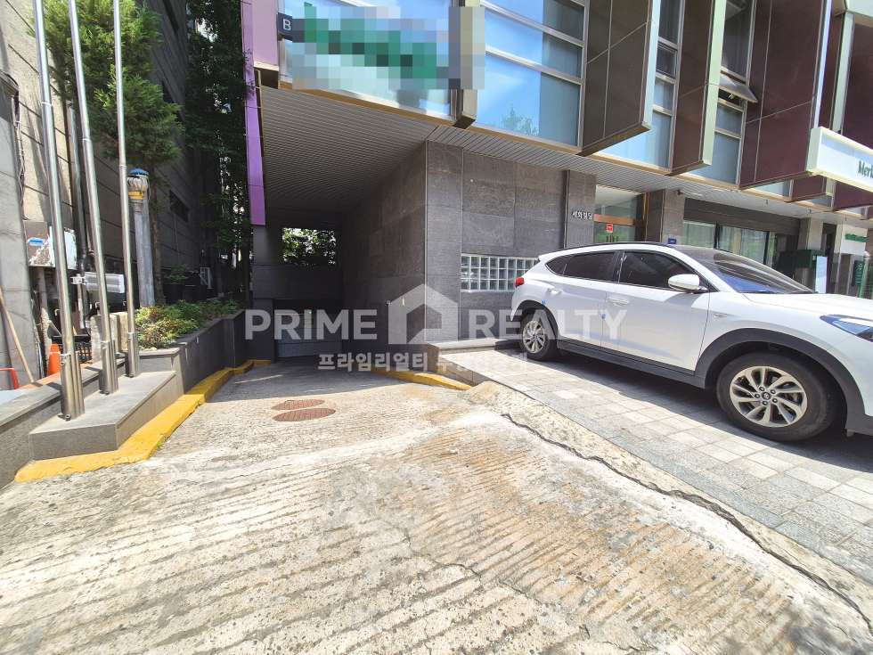 논현동 대형사무실 임대_메인주차장 입구 사진 18
