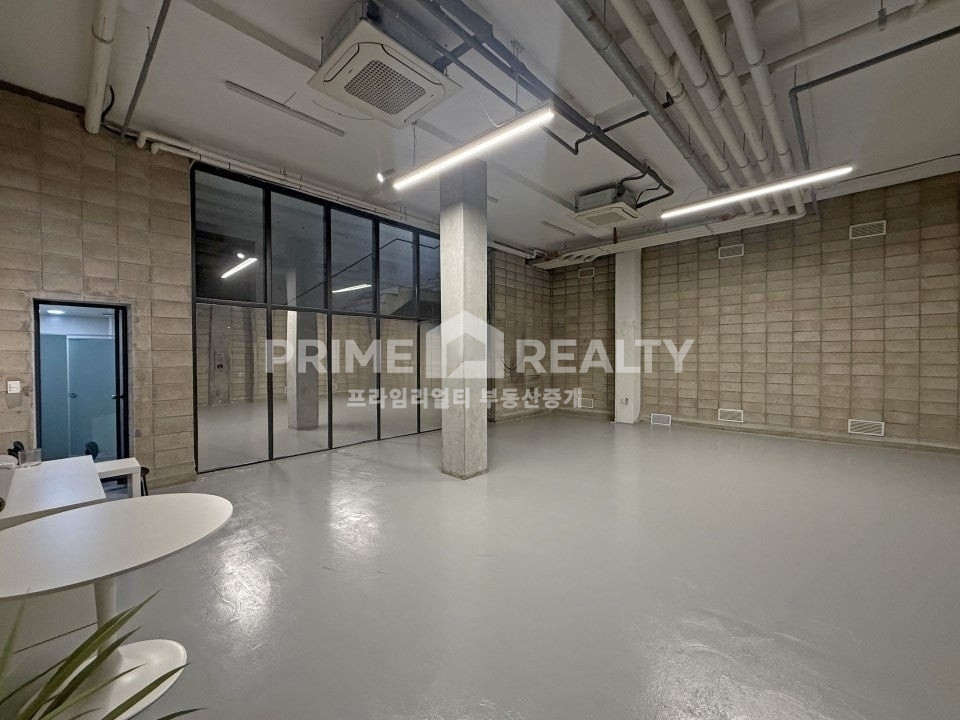 서울 강남구 논현동 논현동 스튜디오 임대 │ 강남구청역 도보 5분 │ 층고 4.5M │ 면적 37평│강남스튜디오임대│강남사무실임대 월세 매물번호 10386 사진 1