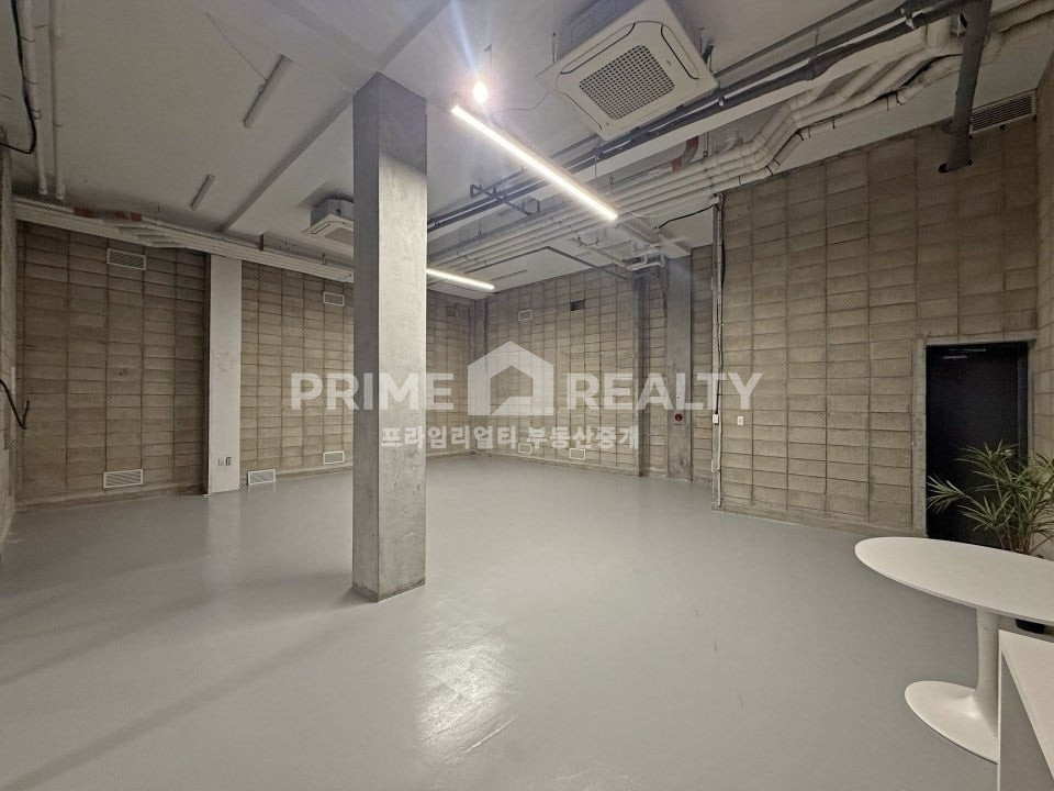 서울 강남구 논현동 논현동 스튜디오 임대 │ 강남구청역 도보 5분 │ 층고 4.5M │ 면적 37평│강남스튜디오임대│강남사무실임대 월세 매물번호 10386 사진 8