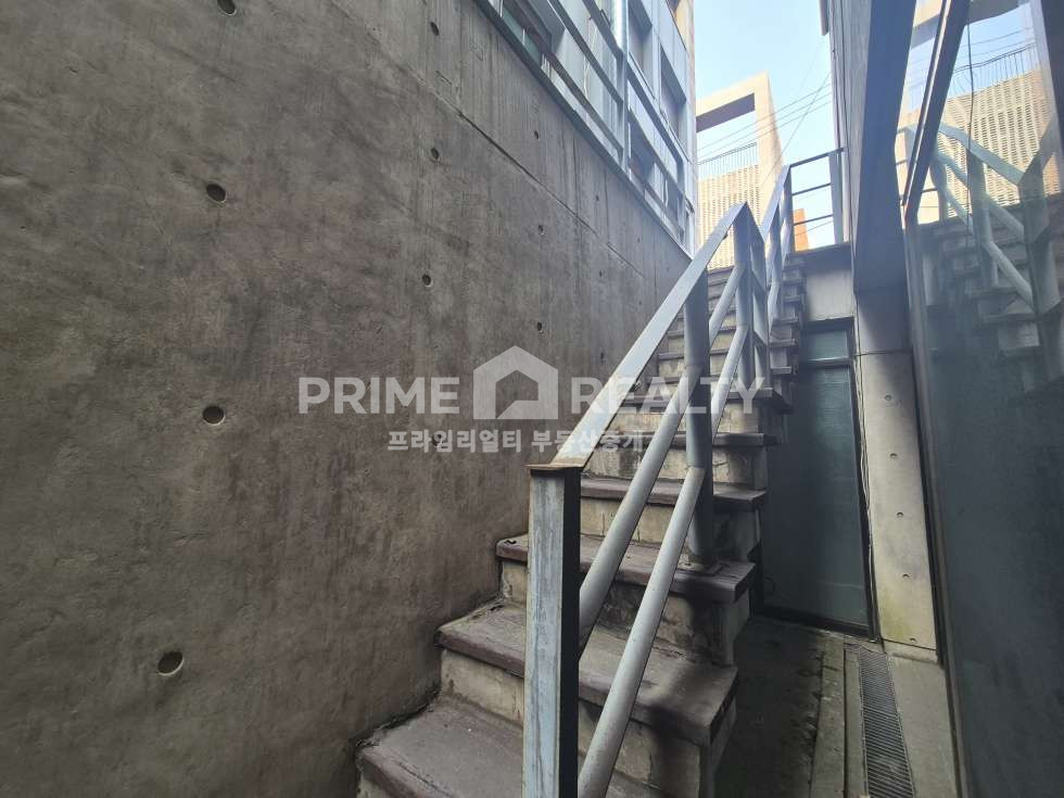 서울 강남구 논현동 논현동 상가 사무실 임대│ 을지병원사거리│선큰 구조 노출천장│전용 35평│강남상가임대│강남사무실임대 월세 매물번호 10916 사진 6