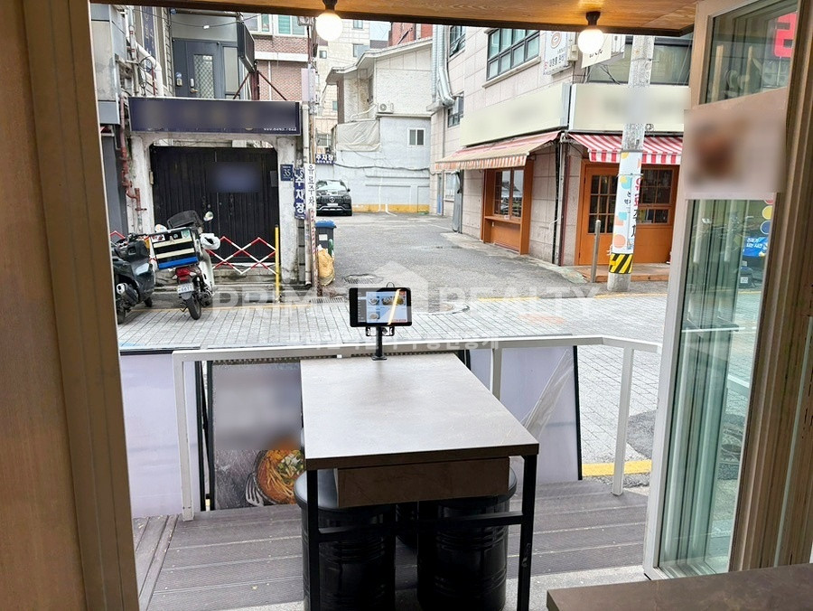 서울 강남구 논현동 주건축물제1동 논현역 중심 유동인구 많은 1층 상가 임대 가시성 좋은 통창 구조 월세 매물번호 10868 사진 4